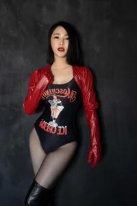 Singer Huong Tram Showcases Stunning Western-Style Swimwear and Body Confidence - image 2