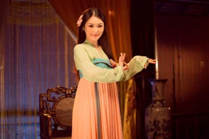Singer Huong Tram Showcases Stunning Western-Style Swimwear and Body Confidence - image 1