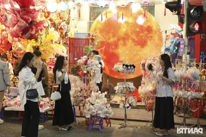 Hanoi Old Quarter Mid-Autumn Festival Market Comes Alive with Vibrant Weekend Crowds - image 0