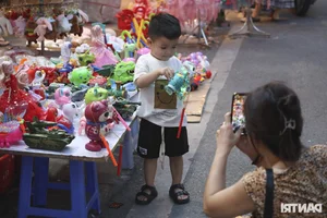 Hanoi Old Quarter Mid-Autumn Festival Market Comes Alive with Vibrant Weekend Crowds - image 1