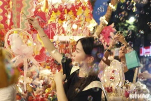 Hanoi Old Quarter Mid-Autumn Festival Market Comes Alive with Vibrant Weekend Crowds - image 3