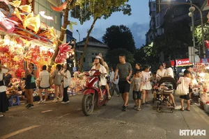 Hanoi Old Quarter Mid-Autumn Festival Market Comes Alive with Vibrant Weekend Crowds - image 10