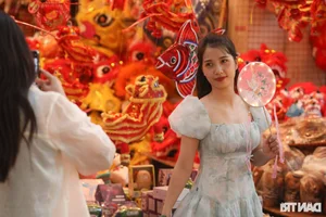 Hanoi Old Quarter Mid-Autumn Festival Market Comes Alive with Vibrant Weekend Crowds - image 5