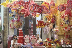 Hanoi Old Quarter Mid-Autumn Festival Market Comes Alive with Vibrant Weekend Crowds - image 13