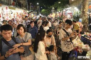 Hanoi Old Quarter Mid-Autumn Festival Market Comes Alive with Vibrant Weekend Crowds - image 7