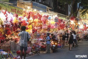 Hanoi Old Quarter Mid-Autumn Festival Market Comes Alive with Vibrant Weekend Crowds - image 6
