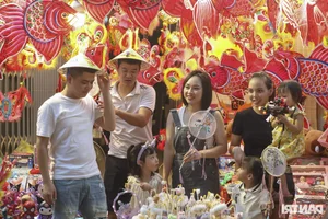Hanoi Old Quarter Mid-Autumn Festival Market Comes Alive with Vibrant Weekend Crowds - image 9