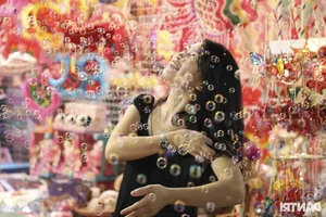 Hanoi Old Quarter Mid-Autumn Festival Market Comes Alive with Vibrant Weekend Crowds - image 14