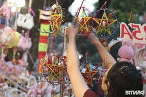 Hanoi Old Quarter Mid-Autumn Festival Market Comes Alive with Vibrant Weekend Crowds - image 11