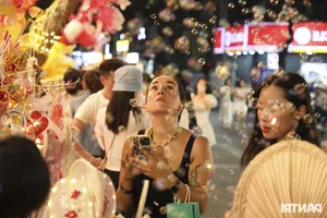 Hanoi Old Quarter Mid-Autumn Festival Market Comes Alive with Vibrant Weekend Crowds - image 12