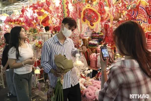 Hanoi Old Quarter Mid-Autumn Festival Market Comes Alive with Vibrant Weekend Crowds - image 2