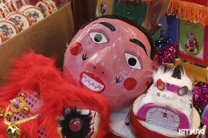 Hanoi Old Quarter Mid-Autumn Festival Market Comes Alive with Vibrant Weekend Crowds - image 4
