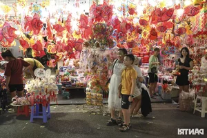 Hanoi Old Quarter Mid-Autumn Festival Market Comes Alive with Vibrant Weekend Crowds - image 8