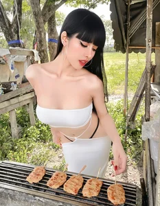 Stunning Influencer Turns Heads with Her Bold and Stylish Summer BBQ Outfit - image 6