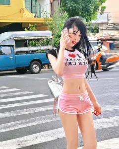 Stunning Influencer Turns Heads with Her Bold and Stylish Summer BBQ Outfit - image 4