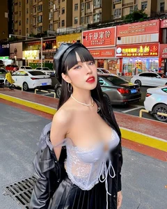 Stunning Influencer Turns Heads with Her Bold and Stylish Summer BBQ Outfit - image 5