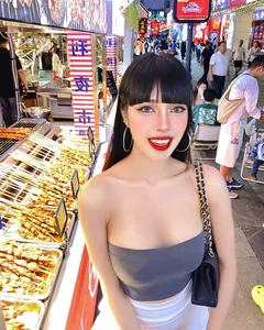 Stunning Influencer Turns Heads with Her Bold and Stylish Summer BBQ Outfit - image 1