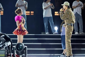 Hoang Thuy Linh and Den Vau Music Collaboration Sparks Rumors After Baby Photos Surface - image 10
