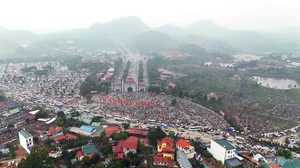Massive Crowds Gather at Hung Temple for Ancestral Anniversary - image 6