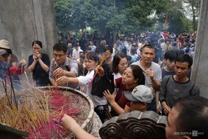 Massive Crowds Gather at Hung Temple for Ancestral Anniversary - image 4