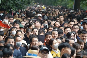 Massive Crowds Gather at Hung Temple for Ancestral Anniversary - image 0