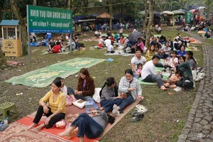 Massive Crowds Gather at Hung Temple for Ancestral Anniversary - image 3