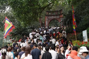 Massive Crowds Gather at Hung Temple for Ancestral Anniversary - image 5