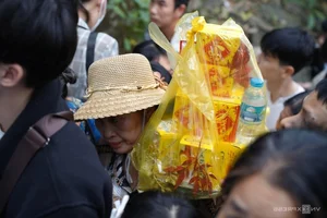 Massive Crowds Gather at Hung Temple for Ancestral Anniversary - image 1