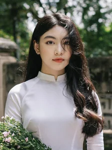 Quyen Linh Daughter Lo Lem Shines Next to Beauty Queens - image 2