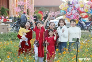 Nostalgic Tet: Youth Experience Tradition at the North-Central Region’s Largest Buddha Statue - image 4