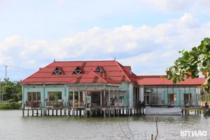 The Ghost Ship of Vinh: The Decay of a Once-Famous Floating Restaurant - image 7
