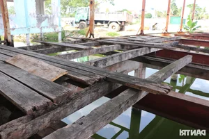 The Ghost Ship of Vinh: The Decay of a Once-Famous Floating Restaurant - image 4