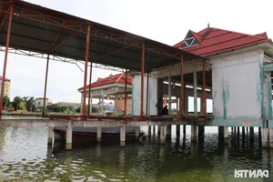 The Ghost Ship of Vinh: The Decay of a Once-Famous Floating Restaurant - image 5