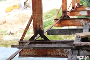 The Ghost Ship of Vinh: The Decay of a Once-Famous Floating Restaurant - image 10