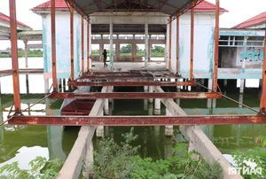 The Ghost Ship of Vinh: The Decay of a Once-Famous Floating Restaurant - image 1