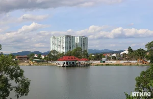 The Ghost Ship of Vinh: The Decay of a Once-Famous Floating Restaurant - image 9