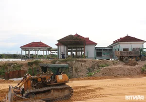 The Ghost Ship of Vinh: The Decay of a Once-Famous Floating Restaurant - image 6
