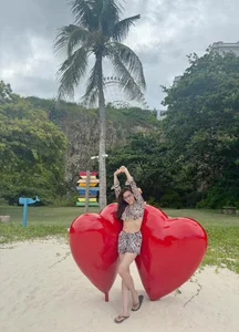 Iconic Beauty’s Stunning Transformation: Mother of Two Keeps Flawless Figure - image 5