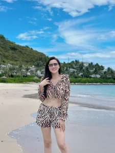Iconic Beauty’s Stunning Transformation: Mother of Two Keeps Flawless Figure - image 1