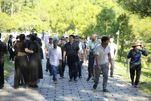 Emotional Moments from the Burial of General Vo Nguyen Giap's Wife - image 6