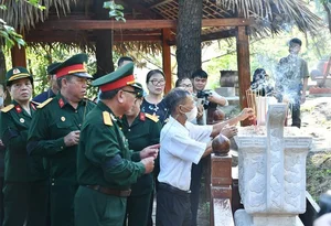 Emotional Moments from the Burial of General Vo Nguyen Giap's Wife - image 16