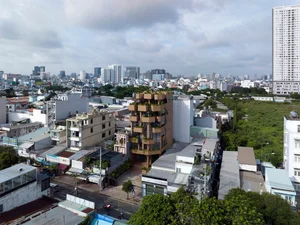 The 'Tropical Forest' Building: A Green Architectural Marvel in Saigon - image 8