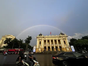 Breathtaking Double Rainbow Lights Up Hanoi's Golden Sky - image 0