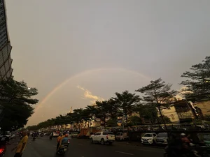 Breathtaking Double Rainbow Lights Up Hanoi's Golden Sky - image 4