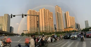 Breathtaking Double Rainbow Lights Up Hanoi's Golden Sky - image 2