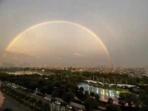 Breathtaking Double Rainbow Lights Up Hanoi's Golden Sky - image 8