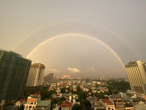 Breathtaking Double Rainbow Lights Up Hanoi's Golden Sky - image 3