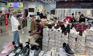Black Friday Shopping Craze: Crowds Flock to Malls for Luxury Deals - image 7