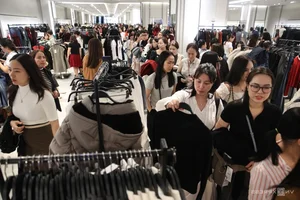 Black Friday Shopping Craze: Crowds Flock to Malls for Luxury Deals - image 2