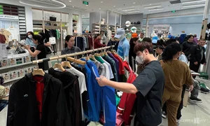 Black Friday Shopping Craze: Crowds Flock to Malls for Luxury Deals - image 0